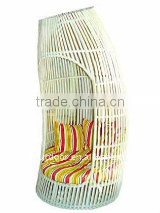 Banana type mesh chair