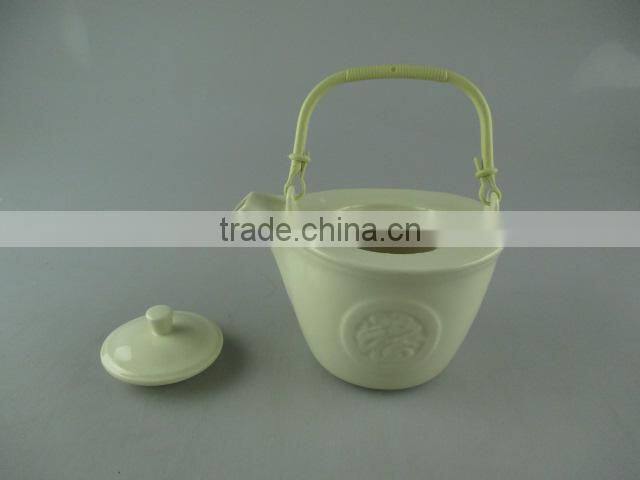 Cream ceramic tea pot with cheap price in stocked