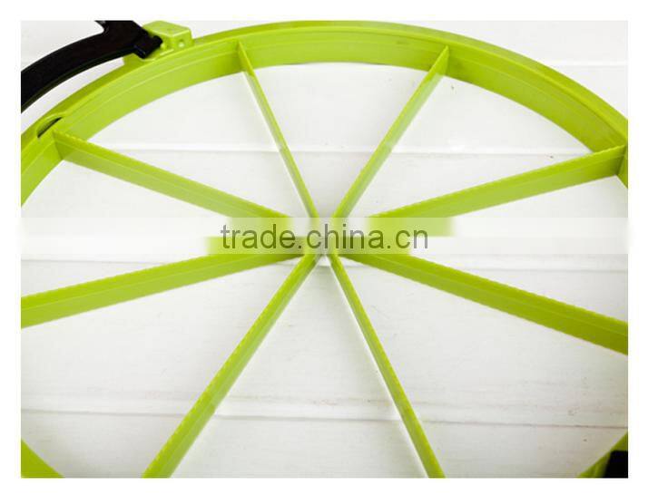 Fully furnished plastic pizza cutter