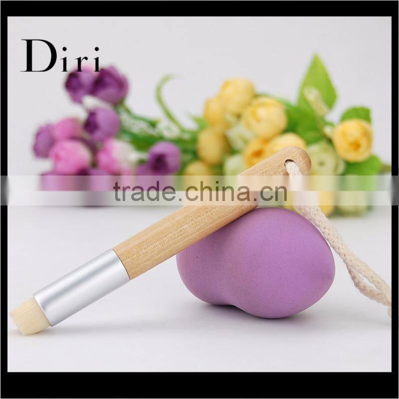 New single makeup brush with synthetic hair