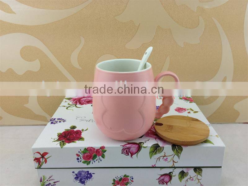 Assorted color ceramic coffee mug with cover and spoon