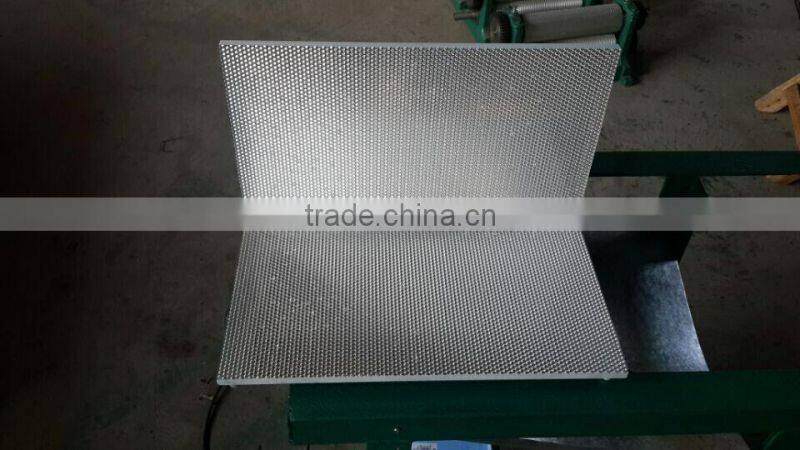 making beeswax foundation/beeswax foundation embosser