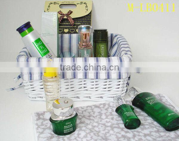 2013 latested new design willow laundry basket with lid and fabric fou big hotel