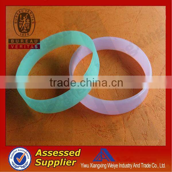 Competitive price colorful soft cheap Custom Fashion silicone Iphone keychain