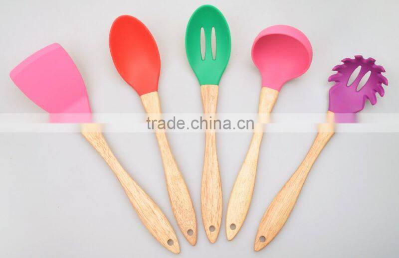 beautiful in desigh LFGB testing silicon kitchenware with ruber wooden handle