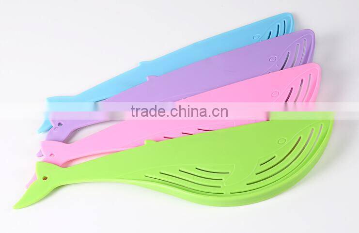 Wholesale Stock Kitchen Long Handle Whale Shaped Plastic Rice Cleaner