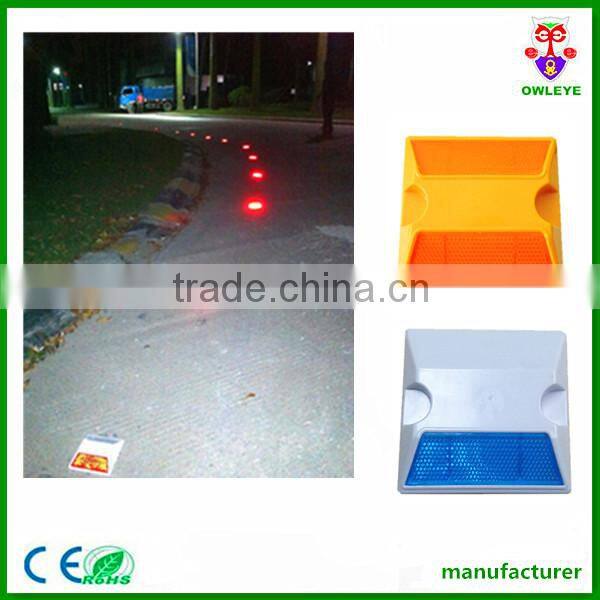 reflective plastic road stud for roadway safety