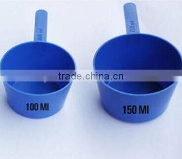 Wholesale 100ML 150ML large Disposable water plastic measuring scoop with long hoder, OEM plastic measuring scoop Shenzhen maker