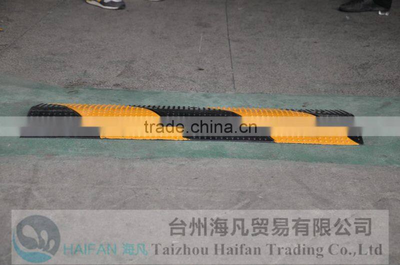 1000*320*45mm durable reflective speed hump used in Intersection/heavy strength rubber road road speed hump for crossing