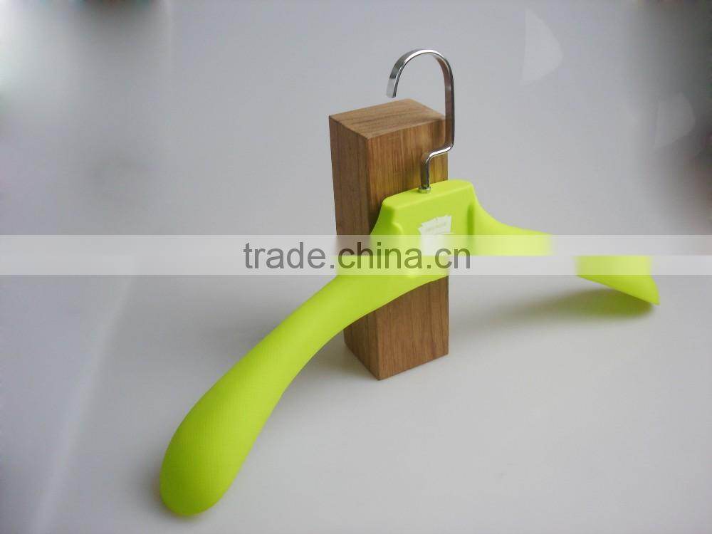 HA7056 bright coloured hanger women clothes plastic hanger