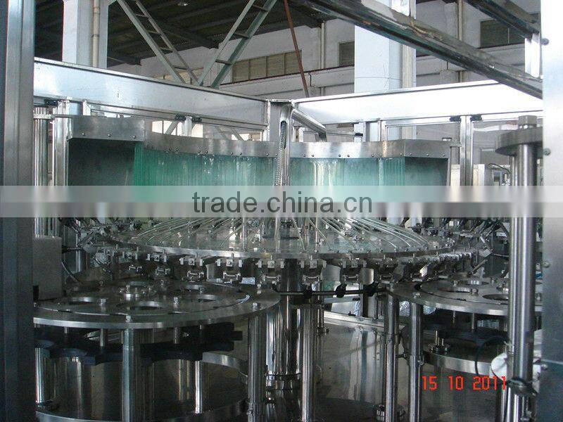 Liquid filling machine