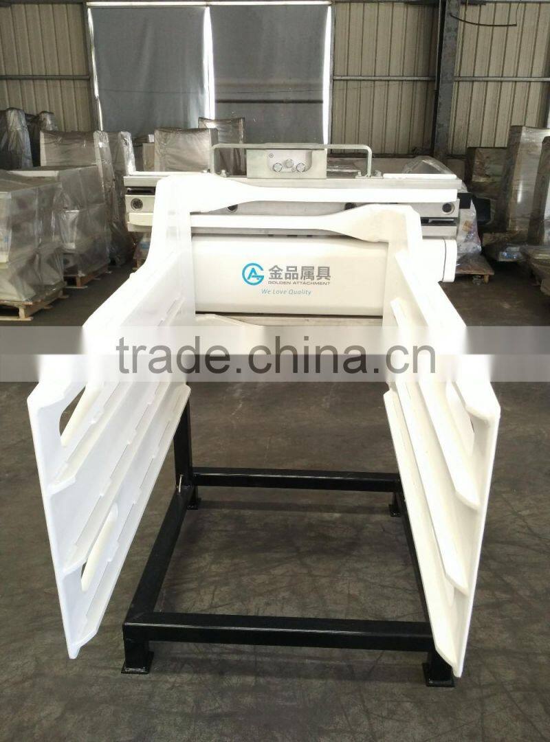 bale clamps mounted in forklift