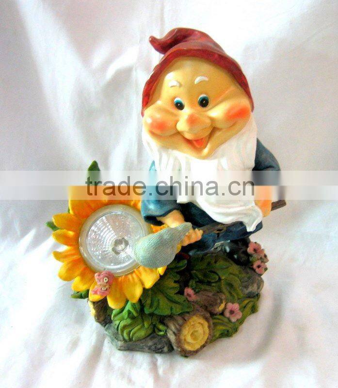 Polyresin Gnome With Spade Solar Light For Garden Decoration