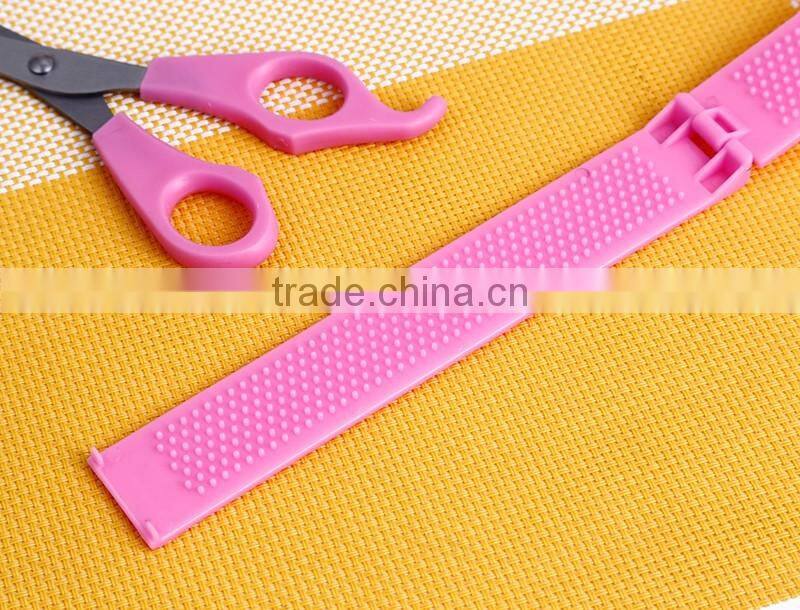 AOY15 Plastic handle hair scissors set, easy carry safty hair cutting scissors with comb