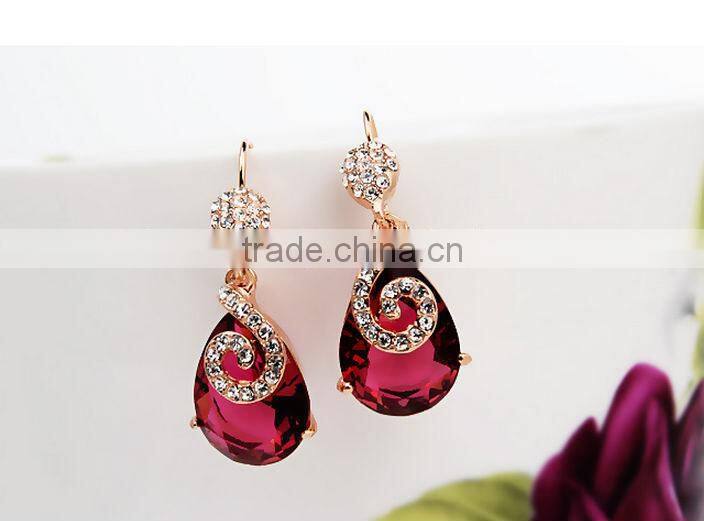 The red crystal pendant earrings.A wedding gift