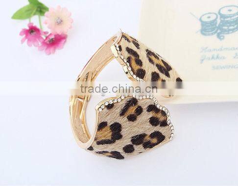 The bracelet exaggerated personality leopard horsehair openings