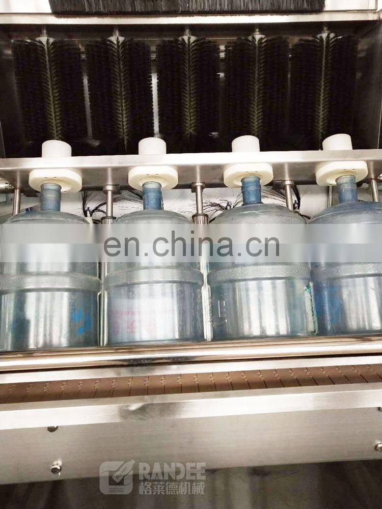 Automatic interior and exterior brushing / washing machine