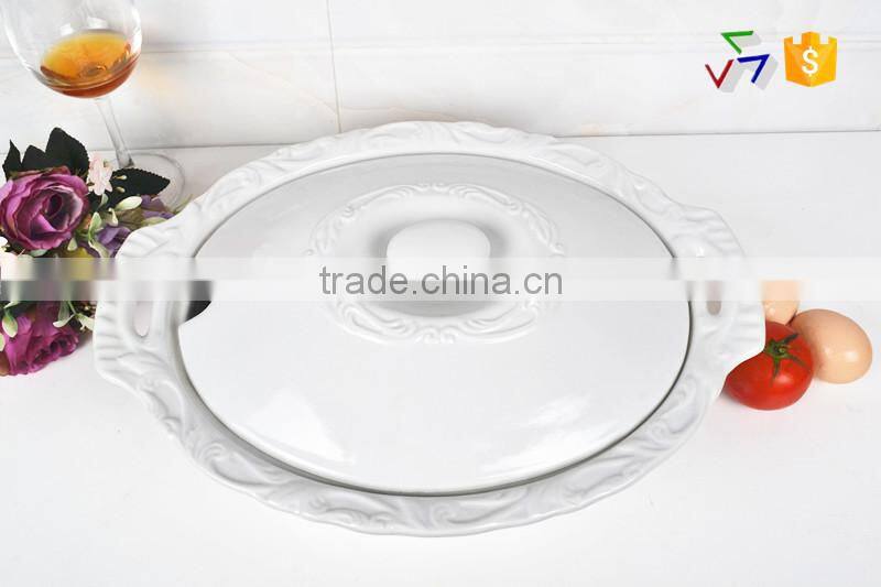 15" Oval porcelain bakeware with lid