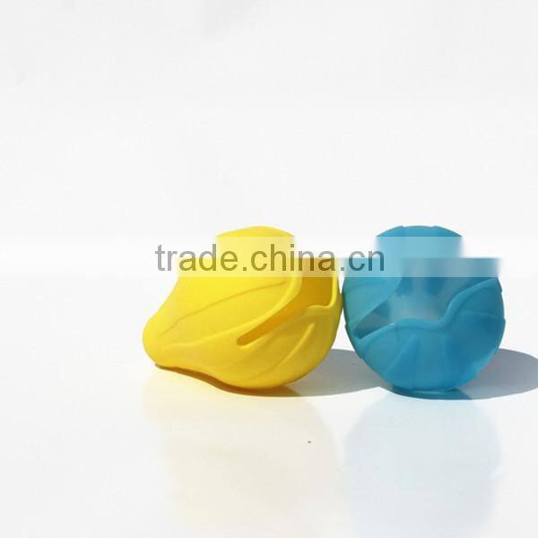 Silicone tools to squeeze the lemon