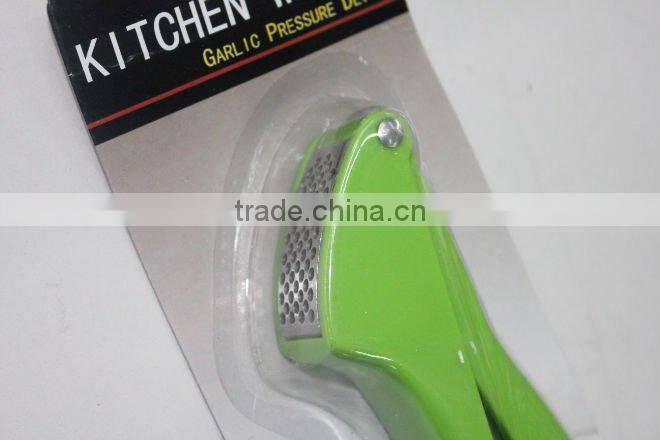 Zinc alloy garlic press w/colorful handle