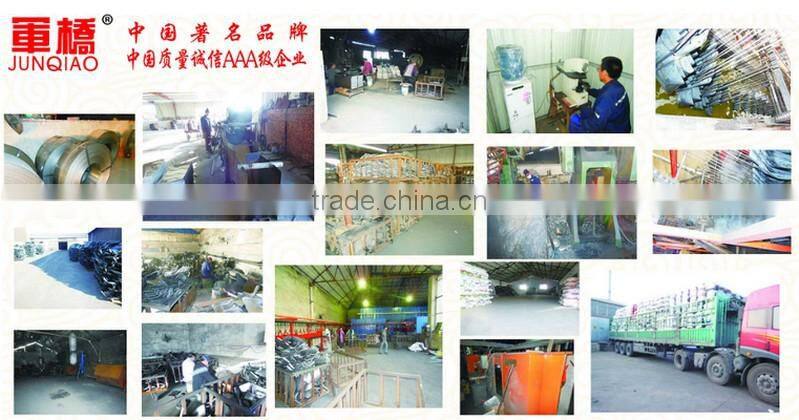 Bolt cutters with adjustable arm