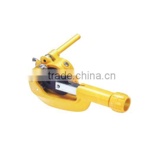 Manual cable layer stripper for stripping the outer layer of aluminum