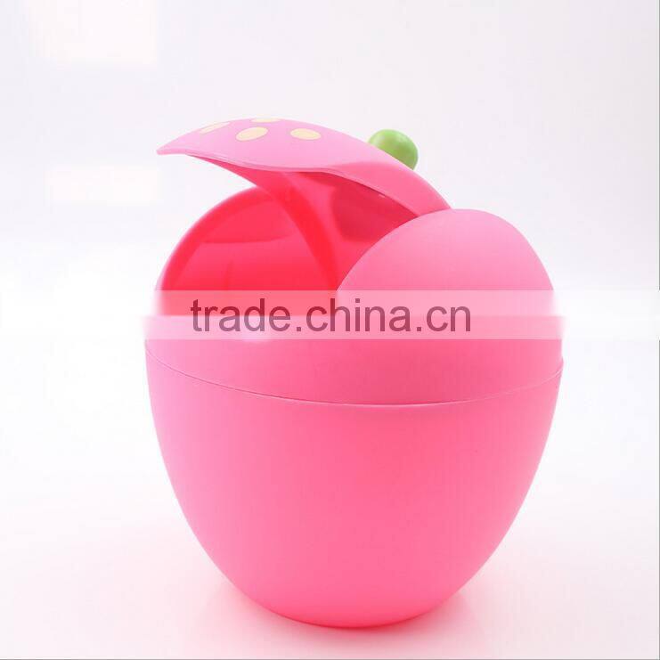 Creative small strawberry shaped plastic table trash can