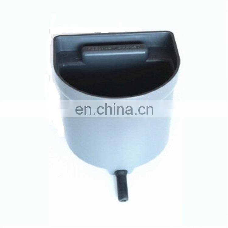 Factory sale 4L plastic calf feeding bucket milk feeder with teats
