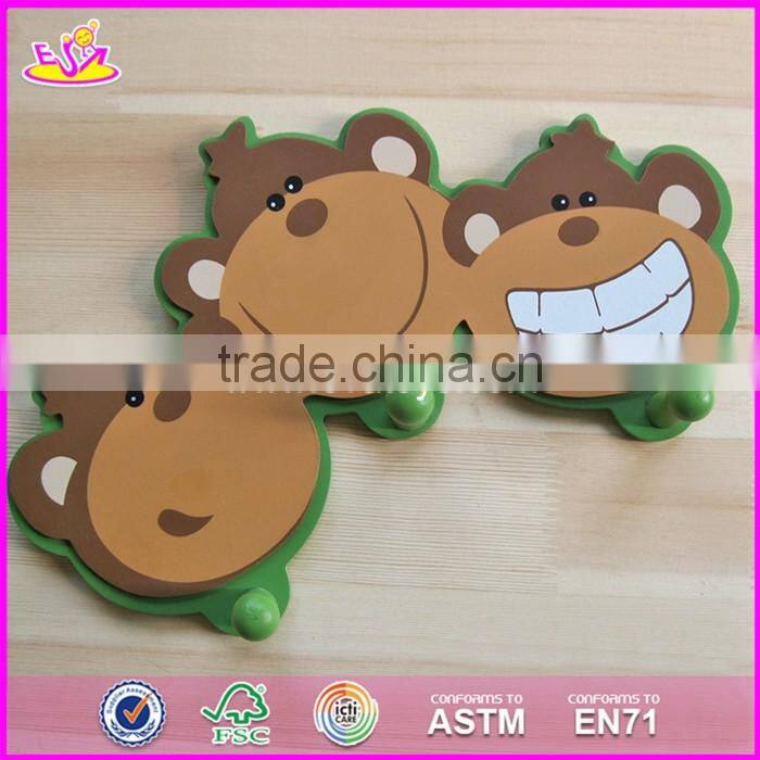2017 New design cartoon animal wooden baby coat hangers W09B075
