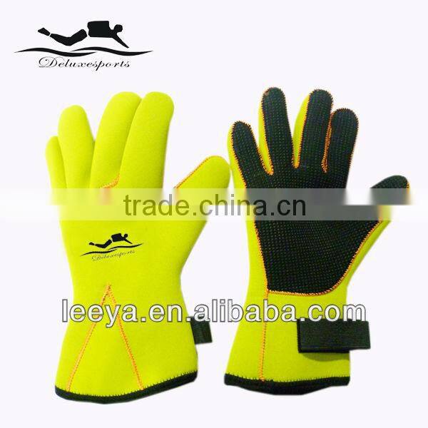 Custom made of neoprene with logo sports gloves