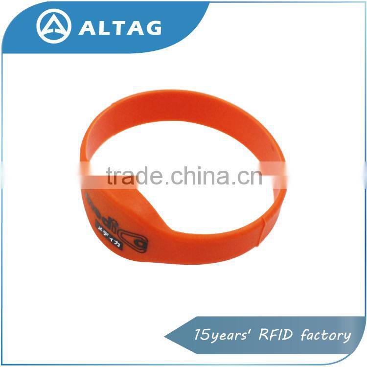 ISO 14443A Waterproof 13.56MHz RFID silicone wristband