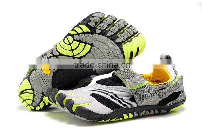 2015 Latest best price of four or five pairs mountain hiking finger shoes