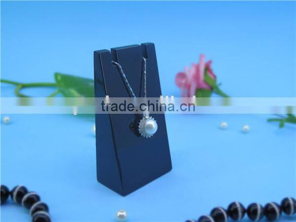 Fashion Exquisite Design Glossy Lacquered Jewelry Wooden Pendant Display Stand Wholesale S956M