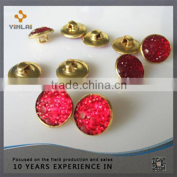 Round metal button with pearl