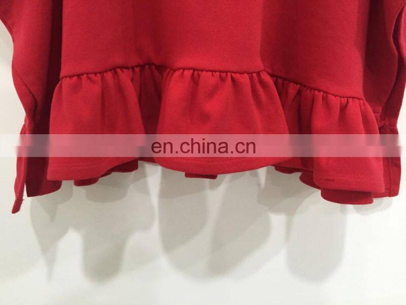 The bat sleeve fork poised under terry fabric jogging top