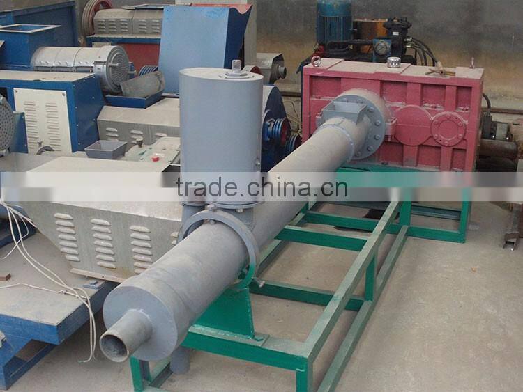 Plastic extruder, plastic extruding machine, plastic remodeling machine