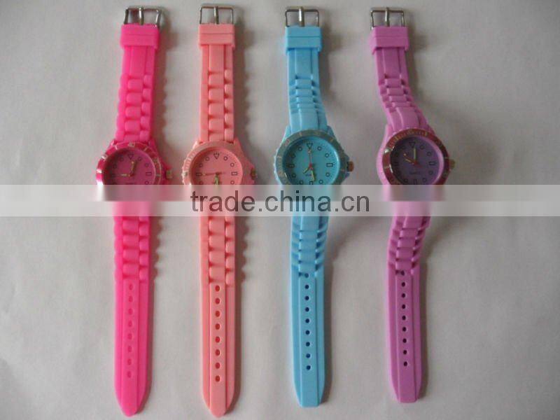 Fashion Colorful Silicone Watches with Plastic Back