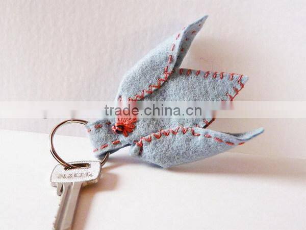 China new cheap wholesale key rings handmade mini design fabric flower tulip decor craft promotion felt London souvenir keychain