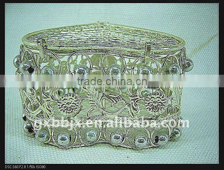 Heart shaped silver wire decorative with pearl love gift box
