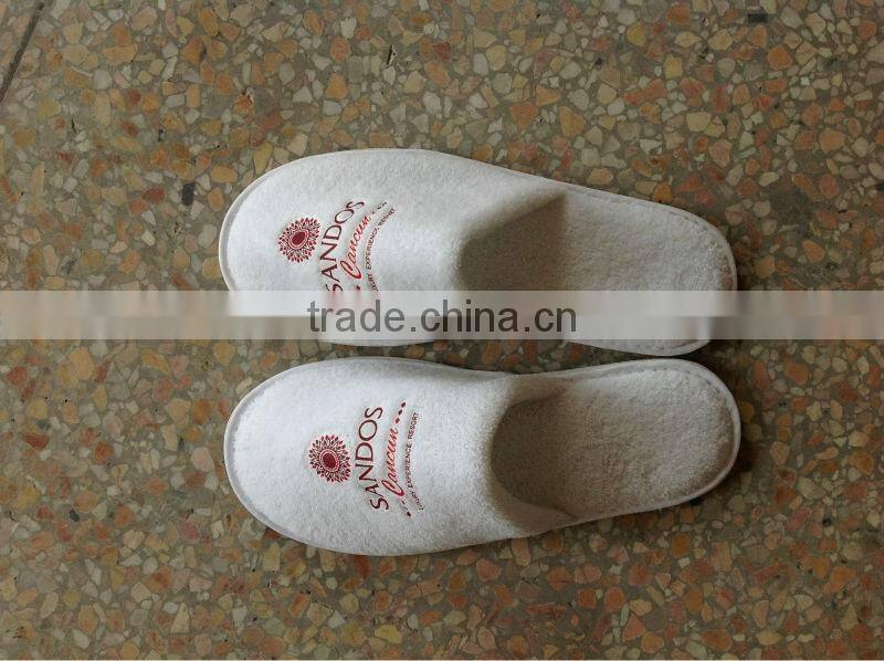 hotel slipper with embroideried customized logo