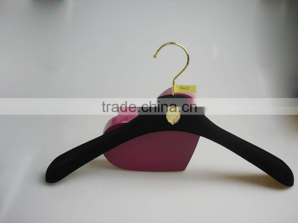 HA6986 black barande hanger with gold logo velvet flocking coat hanger