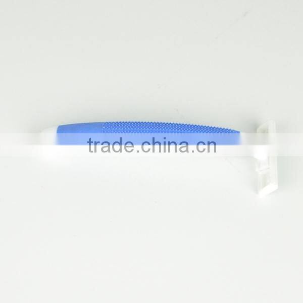 Twin blade disposable razor