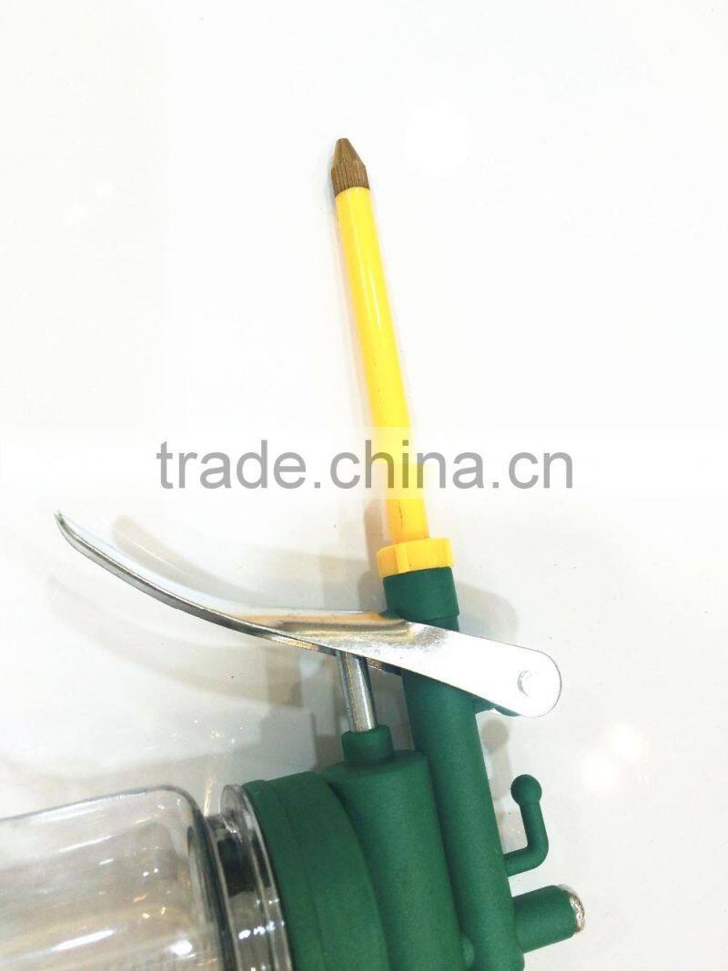 BERRYLION cheap price plastic long spout 350g with crystal tank