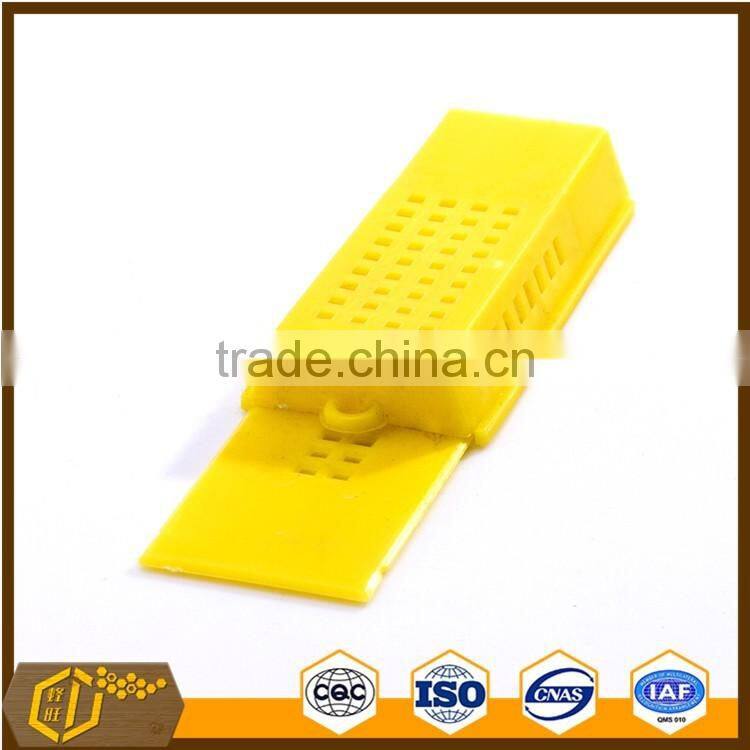2016 top quality plastic bee queen cage/queen escape