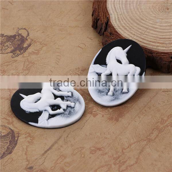Resin Cameo Embellishments Unicorn Black & White Oval Pattern