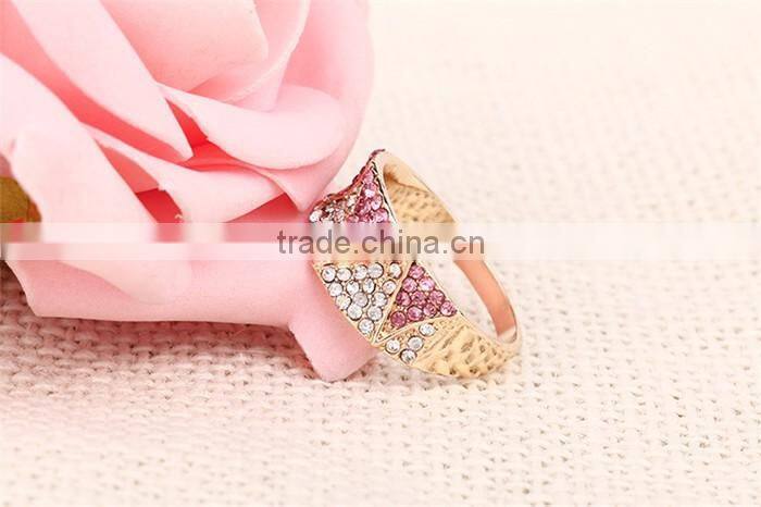 Zinc alloy pink white rhinestone full jewelled latest molded rose gold finger ring