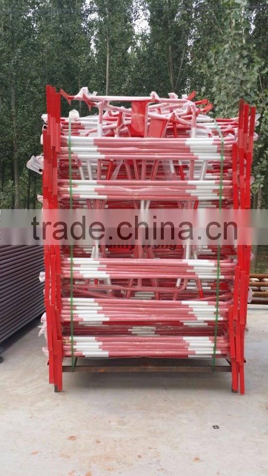 red powder coating crowd control barriers temporary fence with reflactive stripes for france market