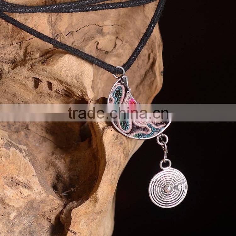 Wholesale exquisite moon shape design vintage moon shape pendant neklace pendant necklace