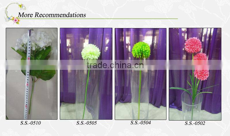 white wedding flower arrangements