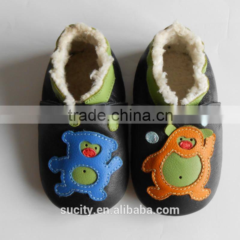 china baby leather shoe with tiger embroidered